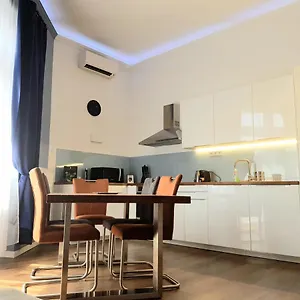 Luxurious With Balconies In Downtown Bp Appartamento Budapest