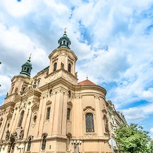 The Old Town Square & Parizska Appartamento Praga